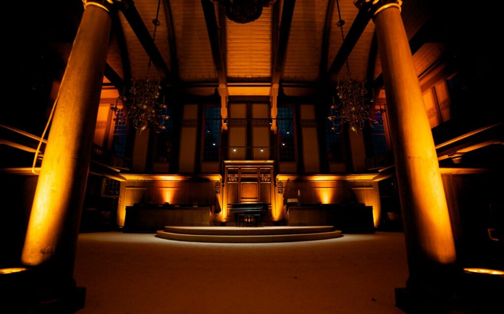 Uplighting Sfeerverlichting Kerk event licht geluid Vermaning Zaandam Uplighting Oranje pilaren