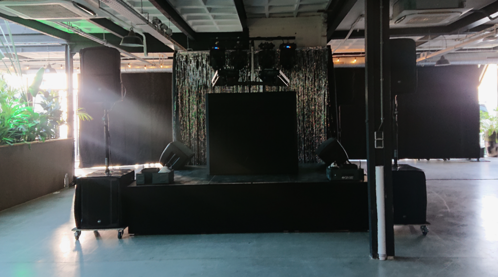 Silverdrape Glitter Backdrop DJ setup Personeelsfeest licht geluid podium dj gear Pipe and Drape