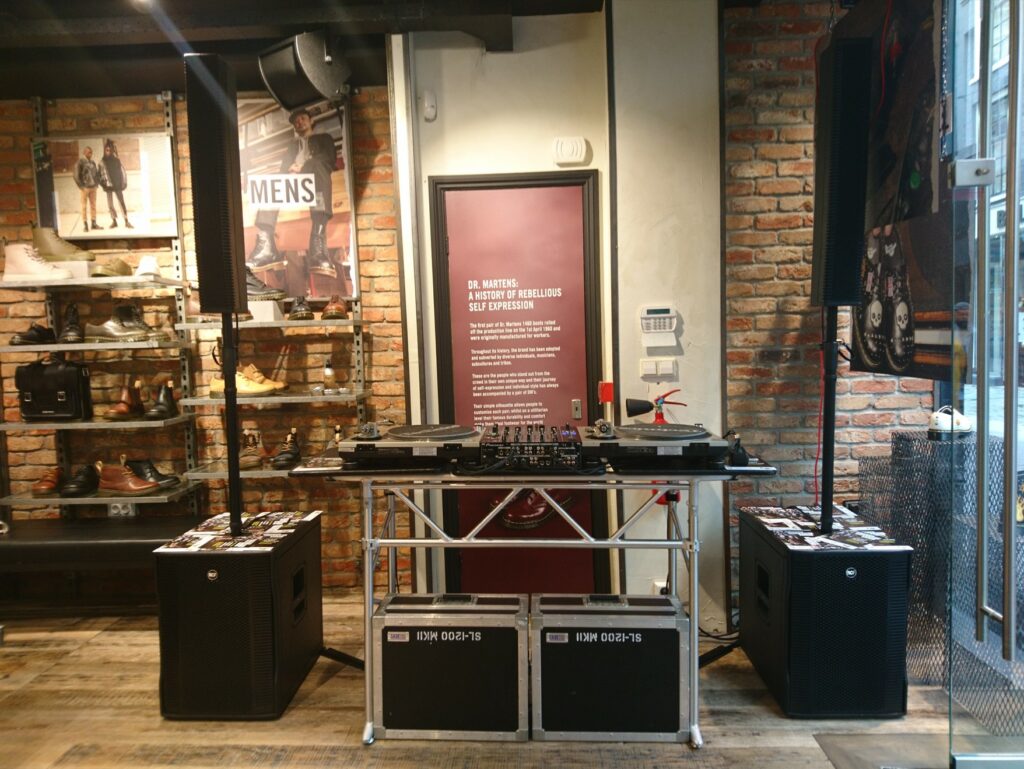 DJ Tafel Booth huren setup met DJ Gear Geluidsinstallatie Feestelijke opening zakelijk event Fashion