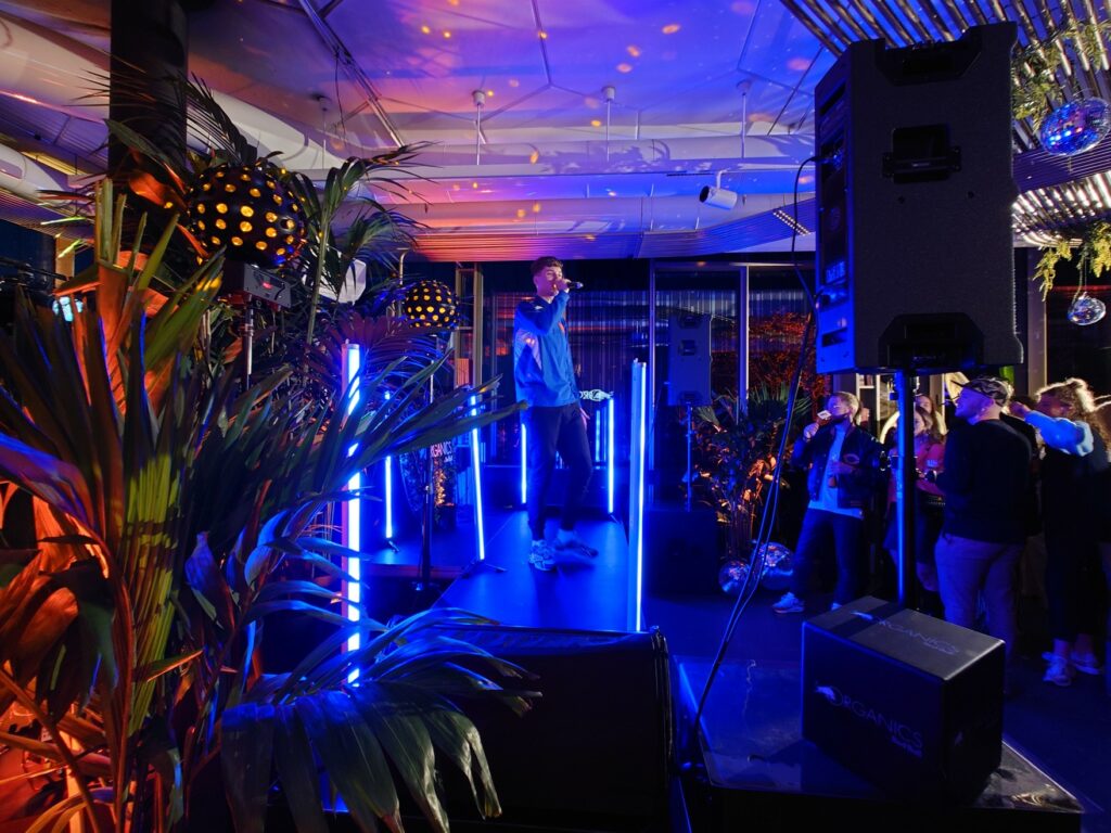 Feestverlichting huren ASTERA LED PIXELTUBES en LED DISCOBAL