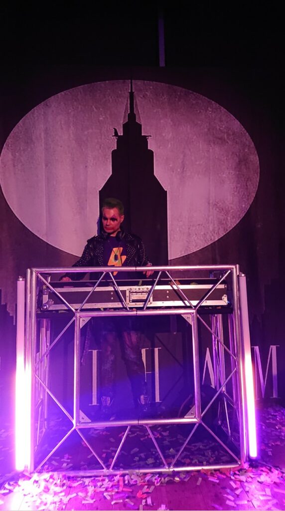 Themafeest organiseren Gotham Backdrop huren pipe en drape