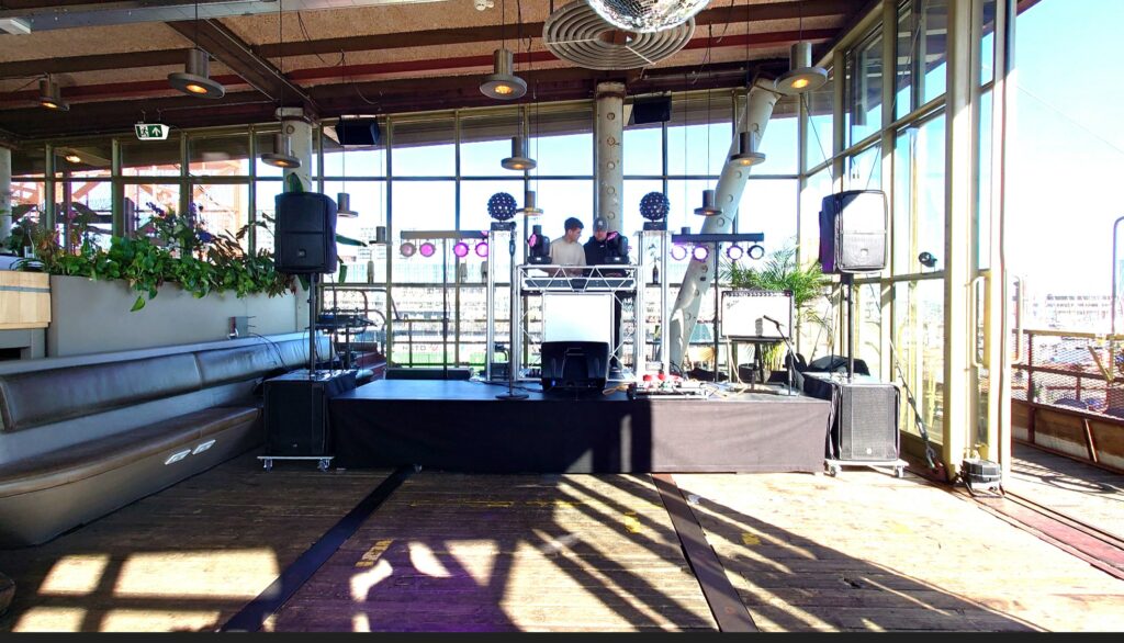 Podium huren met DJ setup Sound2Light Helling NRD