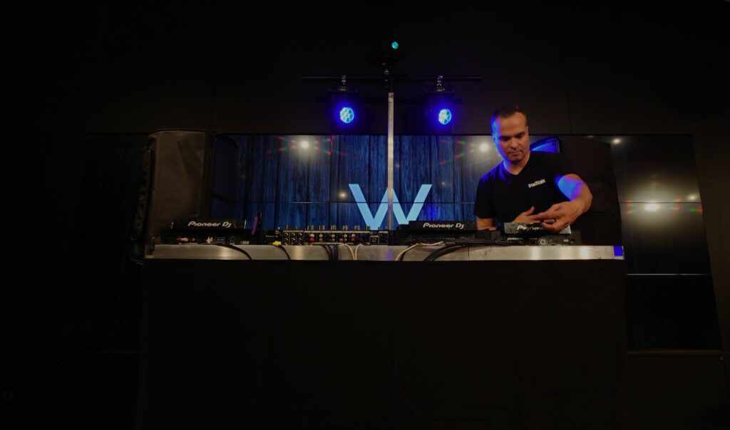Sound2Light Technicus bij DJ Booth Artiesten Stage Support