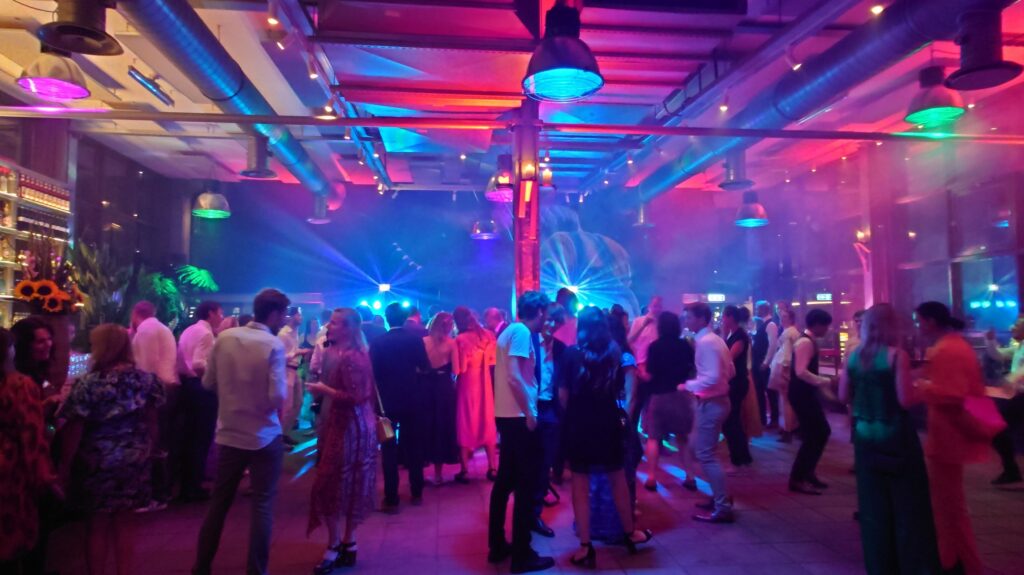 IJkantine Eenvoudige DJ setup met uplights en Tbars met lichteffect