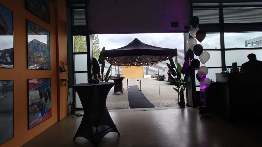 Zwarte Loper met afzetpaaltjes en Partytent New Be Sound2Light