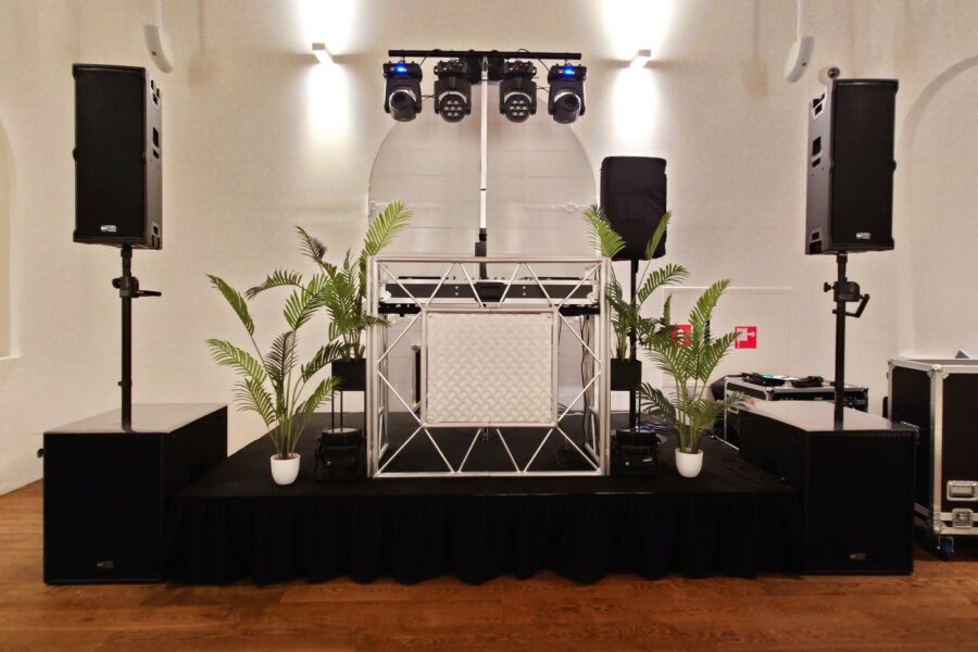 Podium DJ booth Setup Geluidsinstallatie Verlichting Planten Sound2Light Event Styling