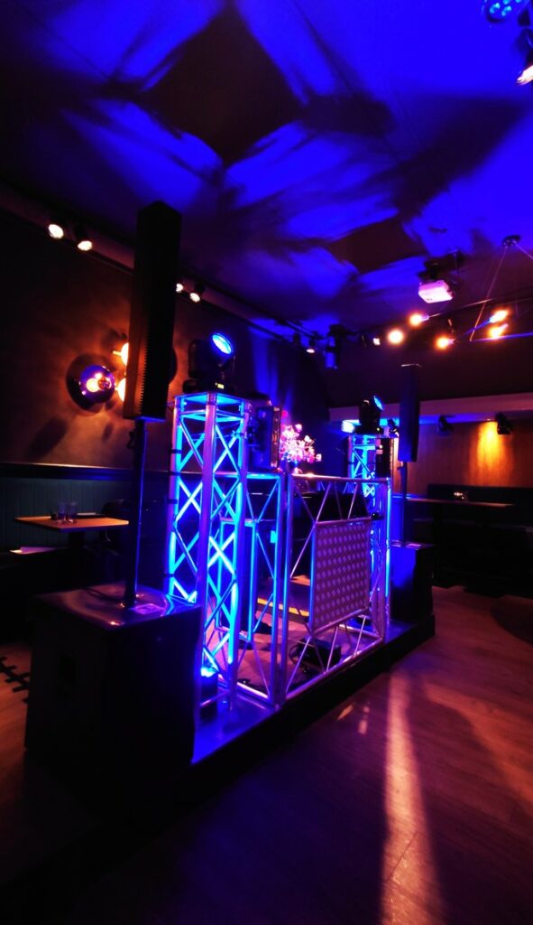DJ Setup Truss Look Movingheads Totems Lichtshow