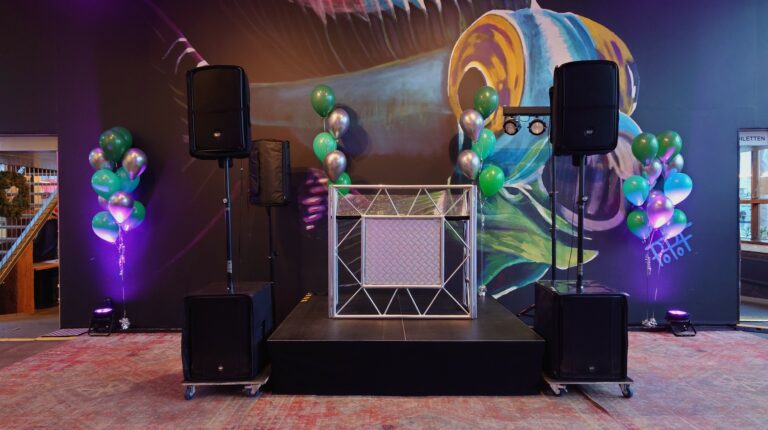 IJkantine Besloten Feest DJ Setup met klein podium