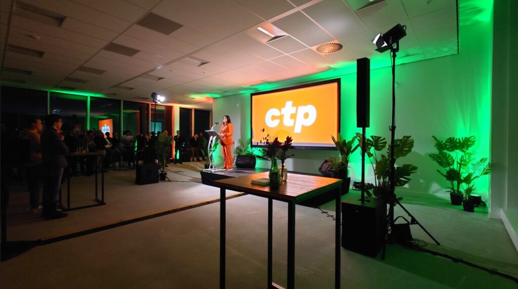 uplighting event assistent beamer en scherm huren zakelijk evenement sound2light spot verlichting stage lights katheder huren