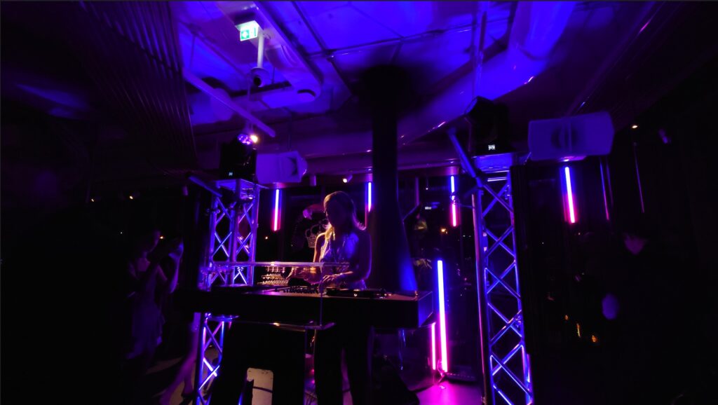 Nieuwjaarsfeest W Hotel Sound2Light stage support lichtshow met Astera LED Pixeltubes truss totems
