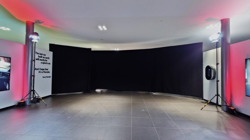 Pipe en Drape Porsche showroom