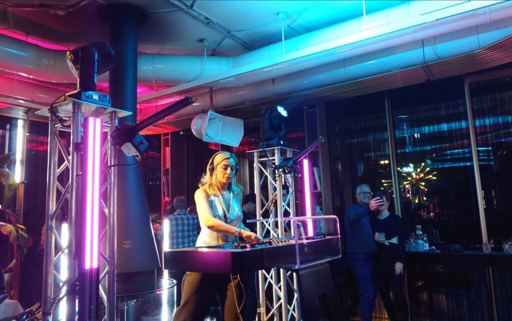 W Hotel Party Sound2Light Astera en Totems Lichtshow en confetti shooters