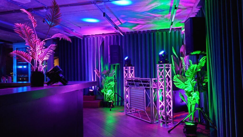 DJ Party setup movingheads op totems uplights plants
