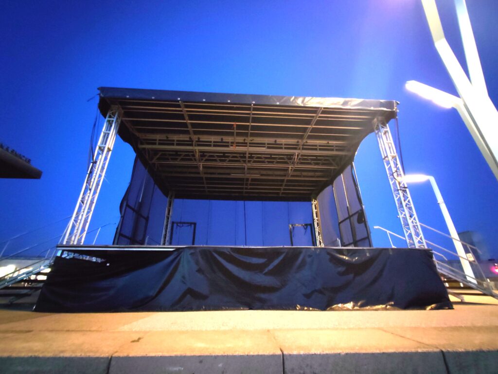Podiumwagen huren 8x6 Sound2Light outdoor event