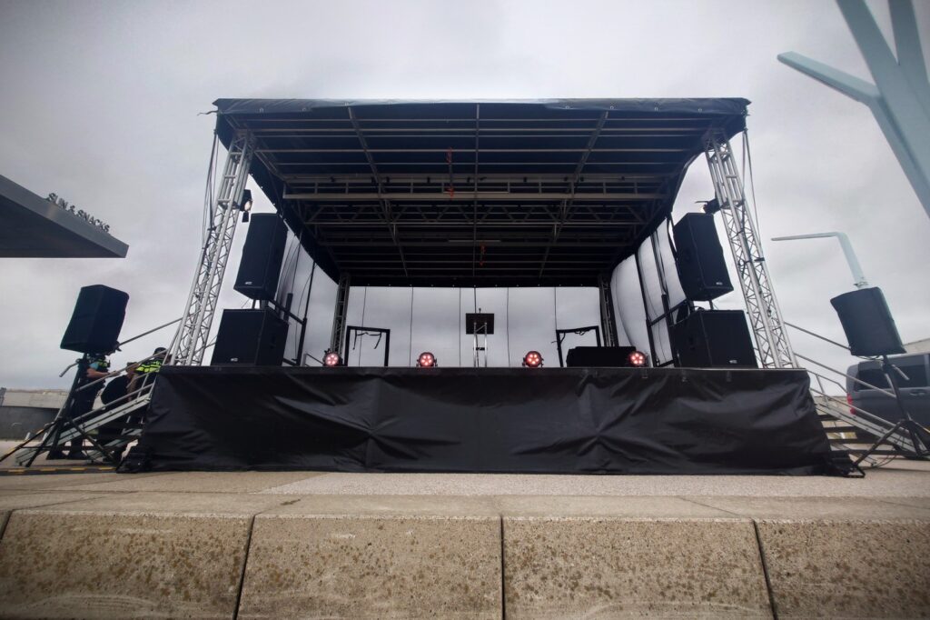 Podiumwagen met licht en geluid techniek door Sound2Light
