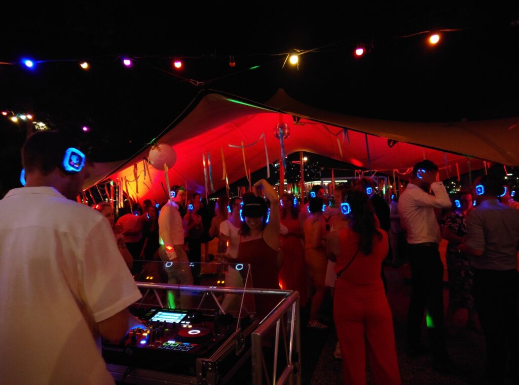 Silent Disco met uplights Mandelahuisje
